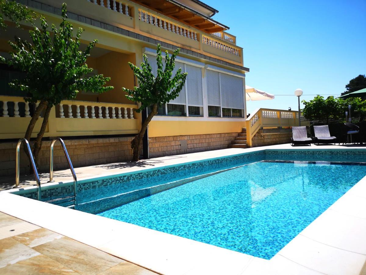 Apartments With A Swimming Pool Banjol, Rab - 11382 Buitenkant foto