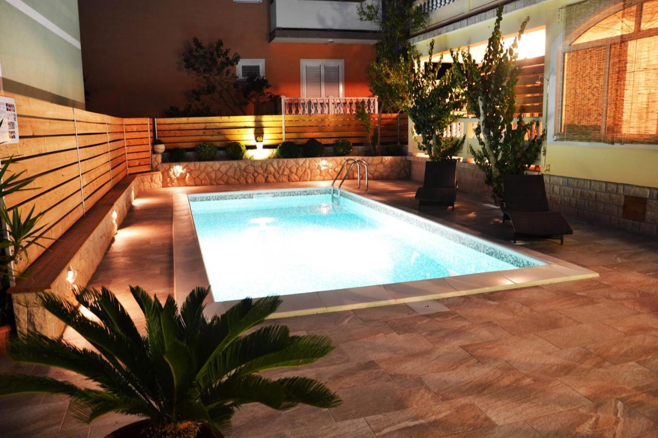 Apartments With A Swimming Pool Banjol, Rab - 11382 Buitenkant foto